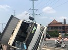 Ô tô tải lao vào làn xe máy, lật trên cầu Bình Lợi
