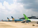 Hàng loạt chuyến bay bị hủy do bão số 5