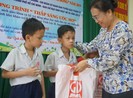 Chi đoàn Báo Pháp luật TP.HCM tặng sách cho học sinh nghèo