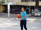 Nữ cầu thủ Huỳnh Như rạng ngời giữa sân trường