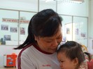 Đi học trở lại, bé nhà trẻ mếu máo, níu áo ba mẹ