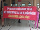TP.HCM: Phụ huynh kéo lên trường yêu cầu minh bạch tài chính