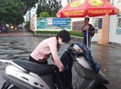 Con quên Atlat, mẹ vội vàng mang đến điểm thi