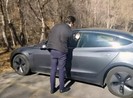 Cấy chip vào tay để mở cửa xe Tesla vì ... lười