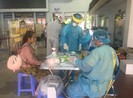 Lấy mẫu xét nghiệm COVID-19 khi hành khách đến ga Sài Gòn