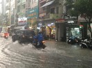 Người dân TP.HCM bì bõm trong nước giờ tan tầm