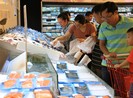 Dịp lễ 30-4: Chợ vắng, siêu thị chen nhau từng centimet