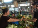Nông sản về chợ TP.HCM đột ngột giảm mạnh do mưa bão