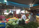 Ngày đầu cách ly toàn xã hội: Hàng hóa đầy ắp chợ, siêu thị