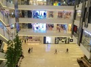 Trung tâm thương mại nơi vắng vẻ chỗ đông người
