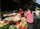 Lễ 30-4: Chợ đông khách, siêu thị khuyến mãi khủng