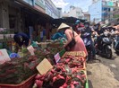 Lễ 2-9: Người dân tấp nập đi chợ mua cua, ghẹ, tôm