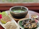 Hủ tiếu gà đen, cơm trái dừa, bún cá... vào khách sạn 5 sao