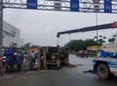 Tránh xe máy qua đường, xe ben lật nhào