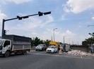 Xe tải chở xi măng lật trên đại lộ Phạm Văn Đồng