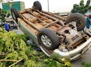Ô tô lật nhào trên đại lộ Phạm Văn Đồng, 5 người đi cấp cứu