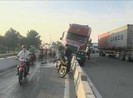Container lao lên dải phân cách tại quận 9