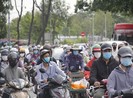 Cận cảnh xe cộ nối đuôi nhau kéo dài qua Bến xe Miền Đông