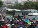Hàng ngàn người dầm mưa tại đường Điện Biên Phủ do kẹt xe