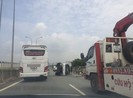 Xe tải tông dải phân cách, lật tại đường dẫn cao tốc