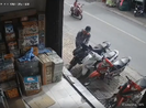 Camera ghi cảnh trộm cắt dây xích, lấy xe máy ở quận 9