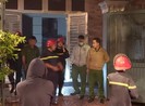 Người dân dùng khăn che mũi thoát khỏi đám cháy ở Thủ Đức