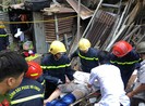 Đang ngồi đốt vàng mã, 2 mẹ con bị đá đè nguy kịch