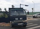 Ô tô con biến dạng sau va chạm, 2 phụ nữ nhập viện cấp cứu