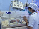 Một bé trai sơ sinh bị bỏ trong túi ni lông đặt bên hông nhà
