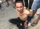 Kẻ cướp dùng dao khống chế xe ôm bị người dân vây bắt