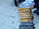 Thu giữ hàng trăm roi điện, gậy sắt chuẩn bị 'lên' máy bay