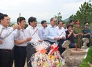 Chủ tịch UBTƯ MTTQ Việt Nam Nguyễn Thiện Nhân dâng hương Đại tướng Võ Nguyên Giáp