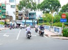 Chạy xe ngược chiều bất chấp nguy hiểm giờ cao điểm