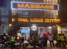 Pháp lý vụ nhân viên massage 16 tuổi đâm khách vì bo thiếu