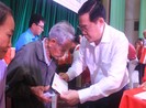 Phó Thủ tướng Vương Đình Huệ trao quà tết tại Bến Tre