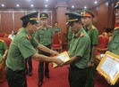 Phó giám đốc công an ngồi xe đi giao tiền cho nhóm bắt cóc