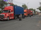 Cấm xe 3 trục, cầu Rạch Miễu vẫn kẹt hơn 10 km