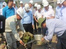 Bộ trưởng Bộ KH&ĐT đón tết sớm cùng công nhân trên cao tốc
