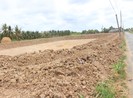 Bến Tre: 1 hộ dân đào ao trên đất lúa, đưa nước mặn vào
