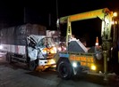 Đầu xe tải bẹp dúm vì tông đuôi xe khác, 3 người thoát chết