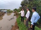 Mưa lớn làm sạt lở 50 m đê bao xuống sông Tiền