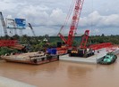 Di dời 2 sà lan 'khủng' khỏi hành lang bảo vệ cầu Rạch Miễu