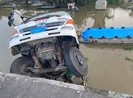 Tiền Giang: Sập cầu, xe tải chở 15 tấn lúa rơi xuống sông
