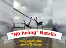 Nữ hoàng bóng đá Natalia tung người đưa bóng qua lưới