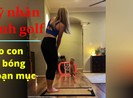 Người đẹp đánh golf bị mèo con tung người bắt hết bóng