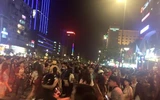 Hàng trăm người tụ tập làm náo loạn phố đi bộ Nguyễn Huệ ảnh 7 8-0ca69