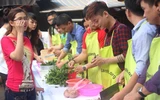 Vua đầu bếp và dàn trai trẻ nhặt rau khuấy đảo chợ phố ảnh 4