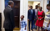 Khi ông Obama 'tập bò' và chụp selfie với trẻ nhỏ ảnh 6