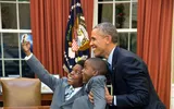 Khi ông Obama 'tập bò' và chụp selfie với trẻ nhỏ ảnh 9