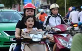 Nhiều phụ huynh vẫn phớt lờ đội mũ bảo hiểm cho con ảnh 1 Nhiều phụ huynh vẫn phớt lờ đội mũ bảo hiểm cho con ảnh 1
